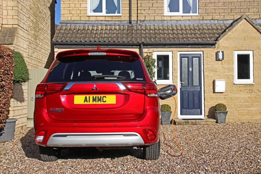  Mitsubishi Outlander PHEV 2018 года  (UK) (фото 23 из 25)